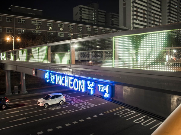 Transparent film screen-commercial guardrail application of advertising and publicity innovation value embodiment